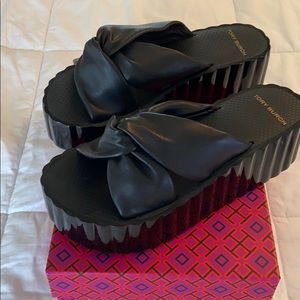 Tory Burch Knotted Scallop Wedge 8